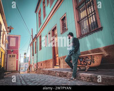 Un delizioso pomeriggio a Cerro Alegre, passeggiando per le strade di Valparaiso, Cile Foto Stock