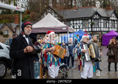 Diversi gruppi di Morris Dancers si sono esibiti nelle strade di Lymm, Cheshire, in Inghilterra, al loro annuale Dickensian Festival Foto Stock