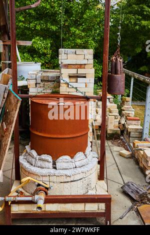 Forno rustico per ceramica fai-da-te in un ambiente naturale Foto Stock