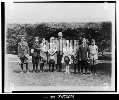 Con i membri della classe di studio della natura della John Buroughs (sic) School che invitò alla Casa Bianca per vedere un nido di gufi nei terreni Foto Stock