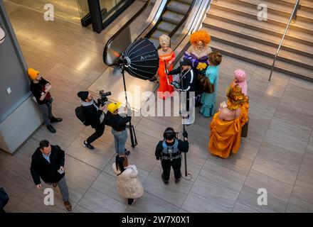 Drag Queens che ha girato nella Moynihan Train Hall a Penn Station a New York mercoledì 13 dicembre 2023. (© Richard B. Levine) Foto Stock