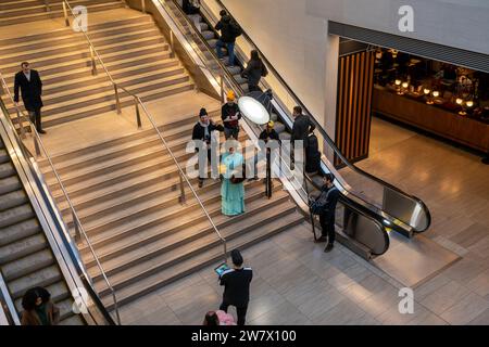 Drag Queens che ha girato nella Moynihan Train Hall a Penn Station a New York mercoledì 13 dicembre 2023. (© Richard B. Levine) Foto Stock