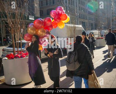 Donne con una pletora di palloncini nel quartiere Flatiron di New York venerdì 15 dicembre 2023. (© Richard B. Levine) Foto Stock