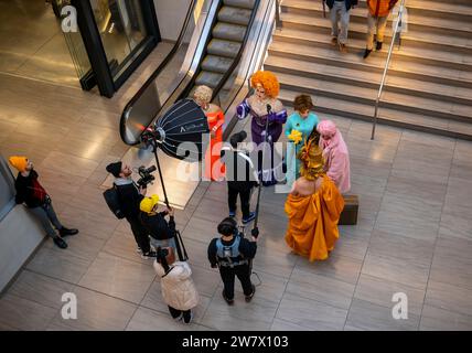 Drag Queens che ha girato nella Moynihan Train Hall a Penn Station a New York mercoledì 13 dicembre 2023. (© Richard B. Levine) Foto Stock