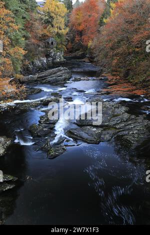 Colori autunnali, cascate del fiume Moriston, città di Invermoriston, Highlands of Scotland, Regno Unito Foto Stock