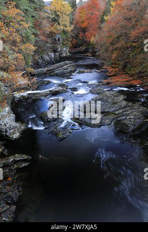 Colori autunnali, cascate del fiume Moriston, città di Invermoriston, Highlands of Scotland, Regno Unito Foto Stock