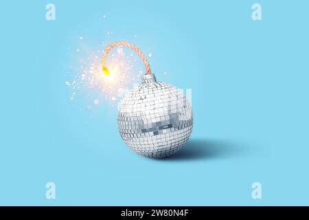 Disco Mirror Ball Bomb with Wick and Sparks on Blue background, idea creativa. Capodanno e Natale. Musica esplosiva, concetto Foto Stock