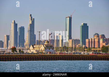 Skyline dei grattacieli di Chicago dall'acqua del lago Michigan, porto con barche dall'altra parte del molo Foto Stock