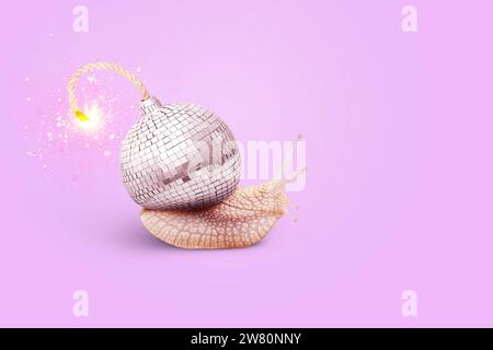 Creative Snail with A Mirror Ball Bomb with Sparks on A Pink background, concept. Collage d'arte contemporanea. Design creativo e colorato con lumaca e di Foto Stock