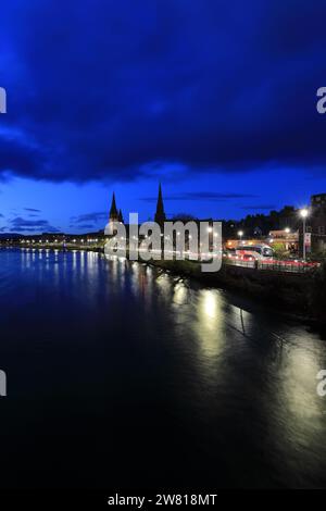 Vista notturna lungo il fiume Ness nella città di Inverness, Scozia, Regno Unito Foto Stock