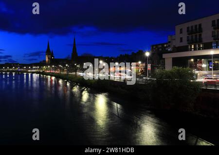 Vista notturna lungo il fiume Ness nella città di Inverness, Scozia, Regno Unito Foto Stock