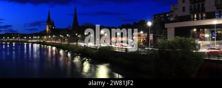 Vista notturna lungo il fiume Ness nella città di Inverness, Scozia, Regno Unito Foto Stock