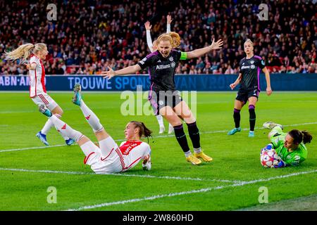 AMSTERDAM, NIEDERLANDE - 20 DICEMBRE: Romee Leuchter (AJAX Amsterdam) e Glodis Perla Viggosdottir (FC Bayern Munchen) combattono per la palla durante il Foto Stock