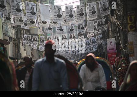 Dhaka Bangladesh 21 dicembre 2023,è iniziata la campagna elettorale per le 12 elezioni parlamentari. Le strade sono coperte dal po del candidato Foto Stock