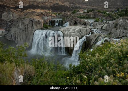 Hoshone Falls at Sunrise a Twin Falls, Idaho. Chiamate anche Cascate del Niagara dell'ovest. Ripresa con una fotocamera mirrorless. Splendida cascata. all'alba. Foto Stock