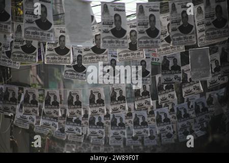 Dhaka Bangladesh 21 dicembre 2023,è iniziata la campagna elettorale per le 12 elezioni parlamentari. Le strade sono coperte dal po del candidato Foto Stock