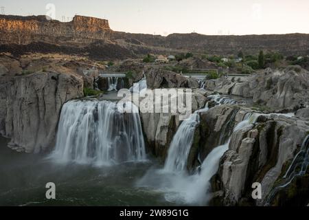 Hoshone Falls at Sunrise a Twin Falls, Idaho. Chiamate anche Cascate del Niagara dell'ovest. Ripresa con una fotocamera mirrorless. Splendida cascata. all'alba. Foto Stock