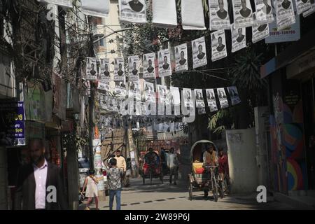 Dhaka Bangladesh 21 dicembre 2023,è iniziata la campagna elettorale per le 12 elezioni parlamentari. Le strade sono coperte dal po del candidato Foto Stock