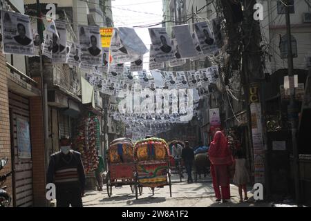 Dhaka Bangladesh 21 dicembre 2023,è iniziata la campagna elettorale per le 12 elezioni parlamentari. Le strade sono coperte dal po del candidato Foto Stock