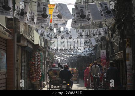 Dhaka Bangladesh 21 dicembre 2023,è iniziata la campagna elettorale per le 12 elezioni parlamentari. Le strade sono coperte dal po del candidato Foto Stock