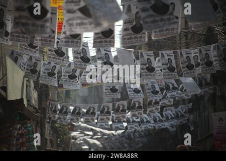 Dhaka Bangladesh 21 dicembre 2023,è iniziata la campagna elettorale per le 12 elezioni parlamentari. Le strade sono coperte dal po del candidato Foto Stock