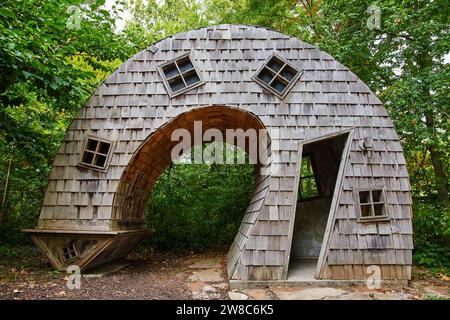 Stravagante casa in legno in un ambiente boschivo Foto Stock