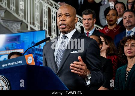 New York, Stati Uniti. 21 dicembre 2023. Il sindaco di New York Eric Adams (D) parla del sostegno ai newyorkesi della classe operaia al municipio di New York City. Credito: SOPA Images Limited/Alamy Live News Foto Stock