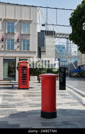 L'iconica cabina telefonica e postale rossa del Regno Unito nel lungomare City Walk al d3, Dubai Design District, Dubai, Emirati Arabi Uniti Foto Stock