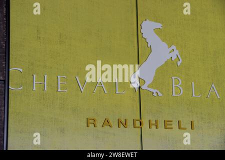 Logo Cheval Blanc Randheli su sfondo giallo Foto Stock