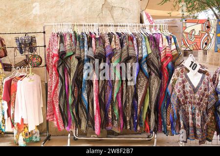 Appendiabiti di donne arabe vestiti souvenir per turisti nel quartiere storico di al Fahidi, Dubai, Emirati Arabi Uniti Foto Stock