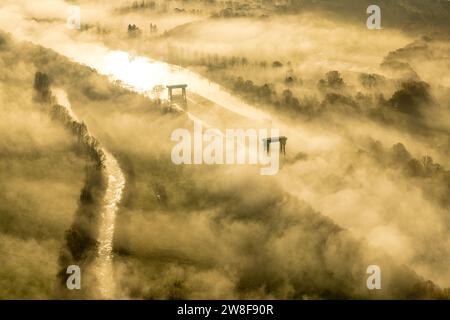 Vista aerea, nebbia sulla chiusa di Flaesheim sul canale Wesel-Datteln e sulla pianura alluvionale di Lippe con il fiume Lippe, circondata da una tr decidua autunnale Foto Stock