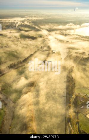 Vista aerea, nebbia sulla chiusa di Flaesheim sul canale Wesel-Datteln e sulla pianura alluvionale di Lippe con il fiume Lippe, vista a distanza con raffreddamento fumante Foto Stock