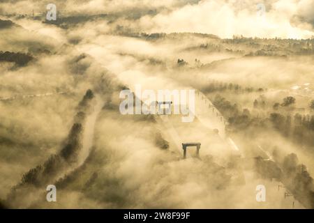 Vista aerea, nebbia sulla chiusa di Flaesheim sul canale Wesel-Datteln e sulla pianura alluvionale di Lippe con il fiume Lippe, circondata da una tr decidua autunnale Foto Stock