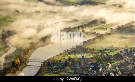 Vista aerea, nebbia sulla chiusa di Flaesheim sul canale Wesel-Datteln e sulla pianura alluvionale di Lippe con il torrente Lippe, circondata da decidi autunnali Foto Stock