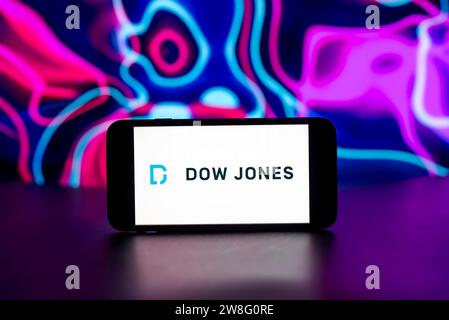 In questa immagine, il logo Dow Jones viene visualizzato sullo schermo di un telefono cellulare. Foto Stock