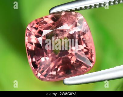 gemma rosa naturale con spinel sullo sfondo Foto Stock