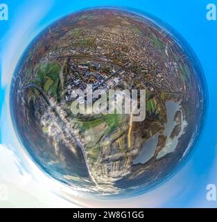 Vista aerea, vista di Haltern-Mitte presso il bacino idrico di Haltern, nebbia mattutina sul fiume Lippe e circondata da alberi decidui autunnali, globo di terra, f Foto Stock