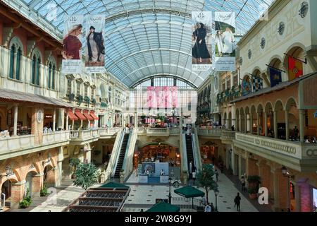 Vista elevata degli splendidi interni del centro commerciale mercato in stile italiano a Dubai, Emirati Arabi Uniti Foto Stock