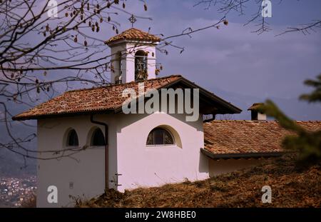 Una chiesetta su un sentiero di montagna che conduce al rifugio San Lucio nel Clusone. Foto Stock