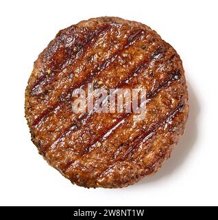 hamburger di carne appena grigliata isolato su sfondo bianco, vista dall'alto Foto Stock