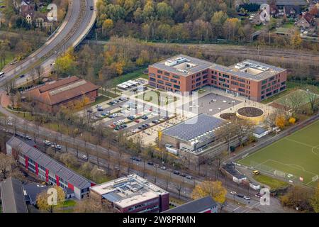 Vista aerea, Heisenberg Gymnasium am Nordpark, circondato da alberi decidui autunnali, Gladbeck, area della Ruhr, Renania settentrionale-Vestfalia, Germania Foto Stock