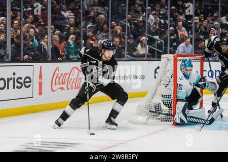 Los Angeles, California, USA. 20 dicembre 2023. ADRIAN KEMPE dei Los Angeles Kings della NHL porta il puck durante una partita contro i Seattle Kraken alla Crypto.com Arena di Los Angeles, California, il 21 dicembre 2023 (Credit Image: © Alex Cave/ZUMA Press Wire) SOLO PER USO EDITORIALE! Non per USO commerciale! Foto Stock