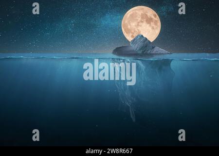 L'incredibile punta dell'Iceberg galleggia nell'oceano di notte con stelle e Luna piena. Pericolo nascosto sott'acqua. Riscaldamento globale, idea creativa. Fusione GLA Foto Stock