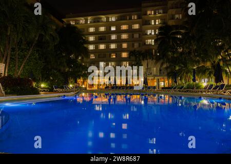 Splendida vista notturna dell'hotel Radisson con una piscina aperta illuminata in blu. Miami Beach. USA. Foto Stock