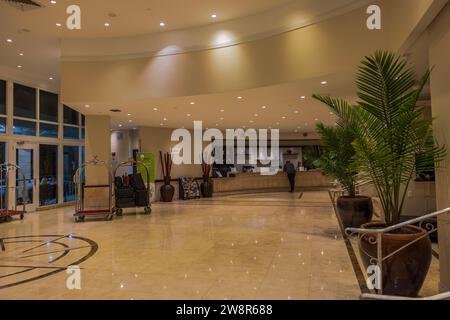 Bella vista della lobby dell'hotel Radisson e un visitatore al banco della reception. Miam Beach. USA. Foto Stock