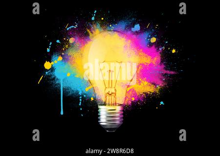 Lampadina Creative Light Explosion con spruzzi di vernice gialla, blu e rosa su sfondo nero. Pensa in modo diverso, idea creativa. Brainstorming Foto Stock