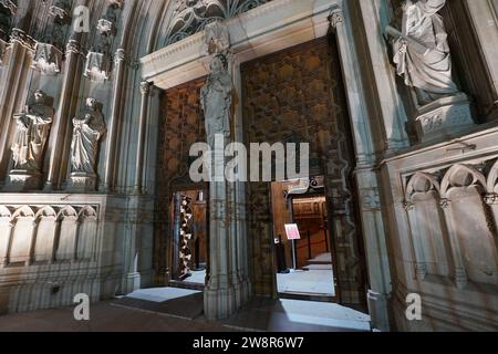 Cattedrale di Barcellona la mattina presto Foto Stock