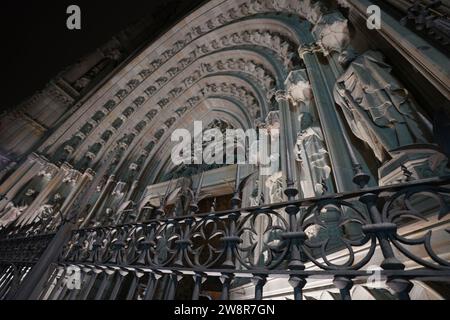 Cattedrale di Barcellona la mattina presto Foto Stock