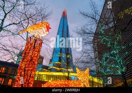 Londra, Inghilterra, Regno Unito - 24 dicembre 2022: Vista del famoso grattacielo Shard Building e delle tradizionali decorazioni natalizie per volpi e uccelli del Regno Unito, illum Foto Stock