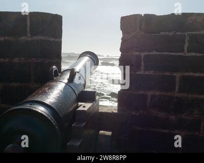 Cannone e mura cittadine presso il forte che si affaccia sul mare a Essaouira, nota anche come "la città ventosa", Marocco. 21 dicembre 2023 Foto Stock